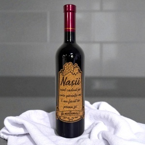 Pachet pentru Nasi, caseta cu 5 accesorii pentru vin, aranjament floral cu 9 trandafiri si o sticla de vin rose de 750 ml cu mesajul "Pentru cei mai buni nasi", Rosu - Img 5