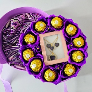 Pachet premium pentru femei Spring Delight, in cutie rotunda de Lux, cu 10 Praline Ferrero in petale trandafiri sapun, esarfa satinata 60x60 si Set accesorii din inox, 19x7cm, Mov