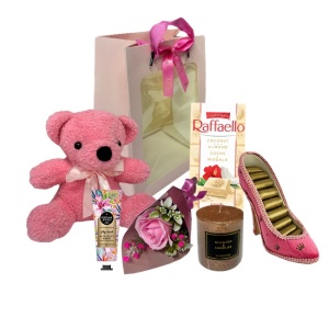Pachet premium Pure Affection pentru femei, cu aranjament floral, crema Eyup Sabri Tuncer, ursulet de plus, lumanare decorativa, tableta Raffaello si suport bijuterii in forma de pantof stiletto