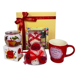 Pachet Pure Love "Pentru cea mai buna bunica", cana personalizata, lumanare parfumata, trandafiri de sapun si set aromatic, in cutie cadou