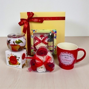 Pachet Pure Love "Pentru cea mai buna mama", cana personalizata, lumanare parfumata, trandafiri de sapun si set aromatic, in cutie cadou - Img 2