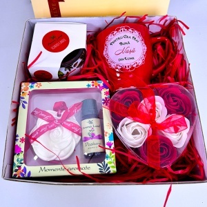 Pachet Pure Love "Pentru cea mai buna nasa", cu cana personalizata, lumanare parfumata, trandafiri de sapun si set aromatic, in cutie cadou - Img 2
