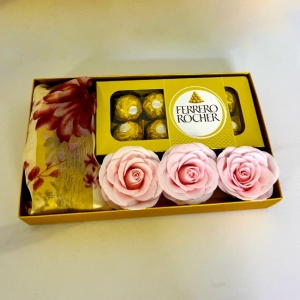 Pachet Scarf, cu 3 trandafiri de sapun, esarfa florala si praline Ferrero Rocher, Gold