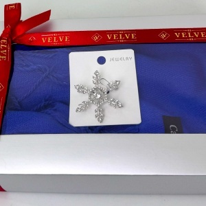 Pachet Secret, pentru femei, cu esarfa eleganta Belladona si brosa Fulg de Zapada, in cutie cadou, Albastru royal - Img 6