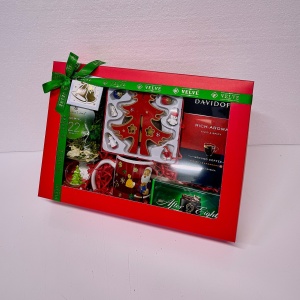 Pachet Secret Santa cu ornament tip brad, decoratiune glob de zapada, cana din ceramica cu Mos Craciun, ciocolata AfterEight, cafea Davidoff 250g si flori parfumate uscate, in cutie cadou, Rosu