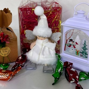 Pachet Secret Santa, cu decoratiune luminoasa tip felinar cu Om de Zapada, ingeras decorativ si bomboane de brad, in cutie transparenta, Alb - Img 4