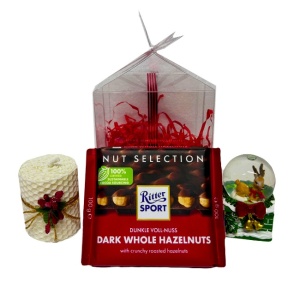 Pachet Secret Santa, cu figurina glob de zapada, lumanare din ceara naturala si tableta de ciocolata Ritter Sport 100g, in cutie transparenta de prezentare