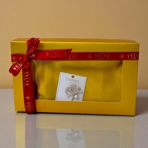 Pachet Silky pentru femei, cu esarfa eleganta si brosa, in cutie cadou, Galben mustar - Img 3