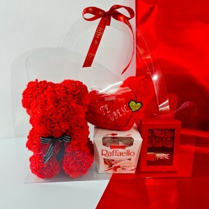 Pachet cadou complex The Scent of Joy in ambalaj tip poseta cu tematica Valentine's Day, pernuta plush cu mesaj 20x12 cm, ursulet din trandafiri spuma 25 cm, praline Raffaello 150 g si cutie Swet Kiss cu ruj,  Rosu