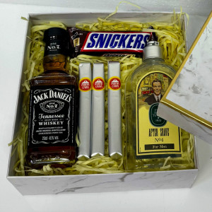 Pachet Tabac, after shave Eyup Sabri Tuncer 250ml, 3 trabucuri Punta Cana, baton Snickers 50gr,  whiskey Jack Daniel's 200ml, in cutie eleganta cadou
