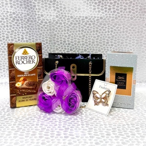 Pachet Trinket, parfum arabesc, apa de parfum Oud Romancea femei 50 ml, ciocolata Ferrero Rocher 90gr, cutiuta trandafiri din sapun si brosa, in punga eleganta tip poseta, Negru