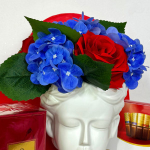 Pachet Vaza Adonis cu aranjament floral inclus, ciocolata Merci 250gr, parfum arabesc Apa de Parfum Luxury Rouge, Riiffs, Unisex- 100ml