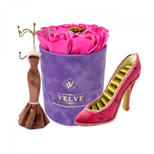 Pachet Velvet, cu 9 trandafiri de sapun, in cutie mov de catifea, Roz/Auriu, suport bijuterii in forma de silueta si pantof