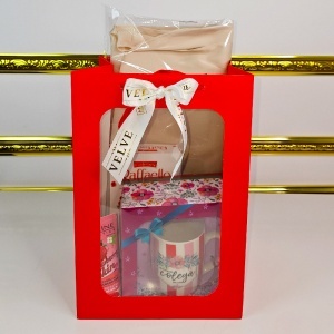 Set „Cea mai buna colega din lume”, esarfa eleganta, cana personalizata, praline Raffaello si crema de maini Eveline, in punga de cadou - Img 4
