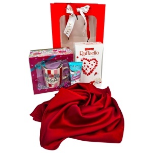 Set „Cea mai buna iubita din lume”, esarfa eleganta, cana personalizata, praline Raffaello si crema de maini Eveline - Img 5