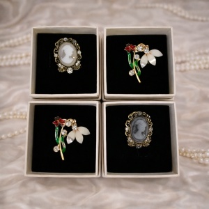 Set 4 martisoare tip brosa Camee Flower, ambalate in cutii individuale, Multicolor - Img 2