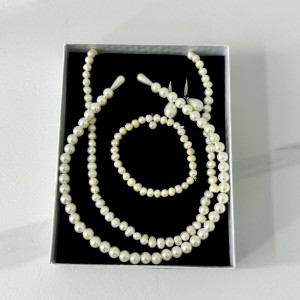 Set accesorii Precious Pearls, colier, cercei, brățară si bentita din perle, in cutie cadou, Alb