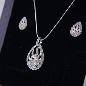 Set accesorii Feeling, din inox, cu cercei, lantisor si pandativ cu cristale, in cutie eleganta, Silver Fern 4