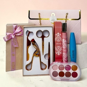 Set cadou beauty cu parfum Bade’e Al Oud 35 ml, produse cosmetice si accesorii profesionale, in punga cadou tip geanta - Img 3