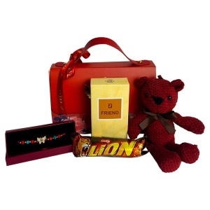 Set cadou elegant pentru femei, cu ursuleț croșetat Robi, parfum arabesc Friend 50 ml, bratara fluture, baton ciocolata si cutie tip poseta - Img 2