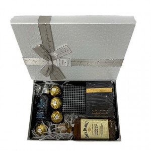 Set cadou Glamour pentru barbati, Parfum Ramz Silver 30ml, Jack Daniel's Honey 200ml, Gel de dus Molton Brown Ylang-Ylang 100ml,, cutie cu butoni si praline Ferrero, in cutie cadou alba 23x16x9 cm
