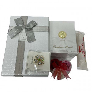 Set cadou Glamour pentru femei, Parfum Opulent Musk 100ml, Praline Raffaello, trei trandafiri din sapun si o brosa in forma de trifoi, in cutie cadou alba 21x14x8 cm