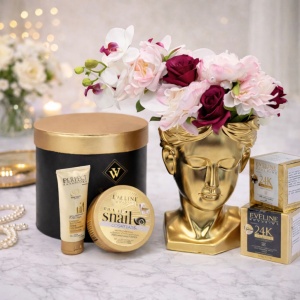 Set cadou Gold of Art, Vaza Venus Wanted Love Power gold cu aranjament floral, crema de zi, crema de noapte, crema de corp si crema de maini din gama Prestige 24 k Eveline Cosmetics
