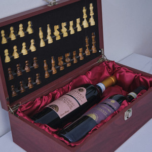 Set cadou King, cutie din lemn cu piese pentru sah si 2 compactimente pentru sticla de vin, 36 x 21 cm
