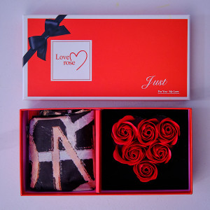 Set cadou Love Rose, cutie cu 6 trandafiri rosii din sapun si esarfa, rosu
