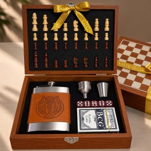 Set cadou pentru barbati Lup, cutie cu tabla si piese de sah, plosca, carti de joc, zaruri, pahar si palnie - Img 3