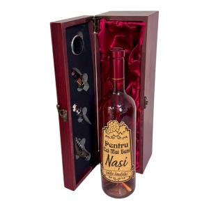 Set cadou "Pentru cei mai buni nasi", caseta eleganta din lemn, cu maner, o sticla vin si 4 accesorii bar