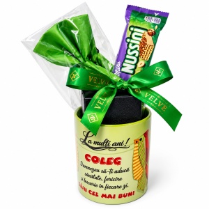 Set cadou pentru coleg, Green Edition, cu cana cu mesaj, papion verde, butoni, ac de cravata si Milka Nussini - Img 2