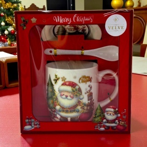 Set cana ceramica, farfurie si lingurita, Merry Christmas Santa, ambalata in cutie cu fereastra, 200ml - Img 3