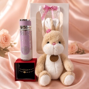 Set dama Bunny Box cu iepuras de plus, spray de corp arabesc VV LOVE si set de bratari in cutie rosie - Img 4