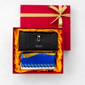 Set dama Royal Blue Edition, cu portofel din piele eco textura crocodil negru si esarfa satinata, in cutie eleganta - Img 4
