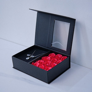 Cutie pentru bijuterii cu trandafiri, neagra, si accenta aurii, cu mesaj de dragoste - 13x18x5 cm