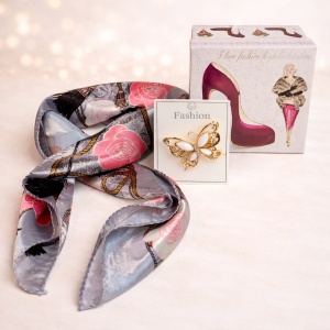 Set esarfa gri cu brosa fluture eleganta