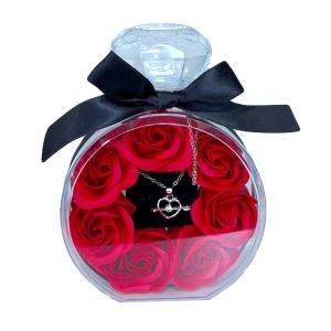 Set floral My Only Rose, ambalat cu decor sticla parfum, cu trandafiri de sapun si Lantic inox cu pandativ inima, in cutie premium cu mesaj 