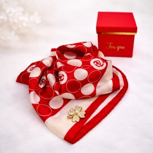 Set For You, esarfa eleganta cu brosa aurie, ambalata in cutie premium, rosu-alb