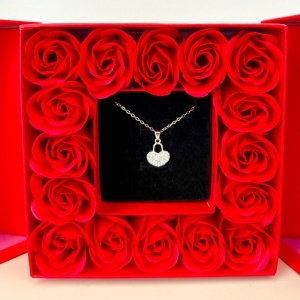 Set Love Box cu 16 trandafiri de sapun si colier inima din otel inoxidabil, in cutie eleganta - Img 3