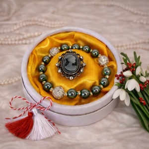 Set Lucky Camee, brosa cu cristale incrustate si bratara asortata, elastica cu margele tip Shambala, in cutie rotunda, Negru