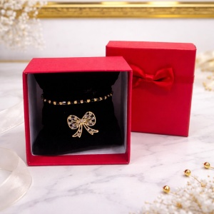 Set martisor premium, cu bratara negru-auriu cu bilute si brosa fundita stralucitoare