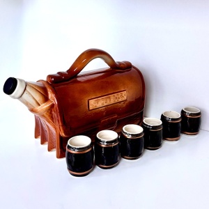 Set ornamental, practic, din ceramica, cu sticla tip Servieta 1.5 L si 6 pahare 100ml, Maro