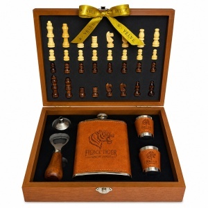 Set pentru barbati Fierce Tiger, cutie cu tabla si piese de sah, plosca, 2 pahare, palnie si tirbuson