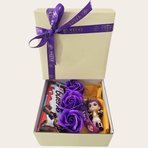 Set pentru copii Joy Box K-Pop Purple, breloc figurina Star, 3 trandafiri mov de sapun si Kinder Bueno - Img 4