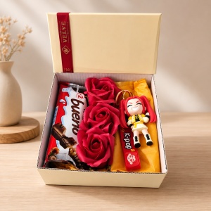 Set pentru copii Joy Box K-Pop Star, breloc figurina anime, 3 trandafiri rosii de sapun si Kinder Bueno - Img 4