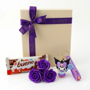 Set pentru copii Joy Box Kuromi, breloc figurina, 3 trandafiri mov de sapun si Kinder Bueno