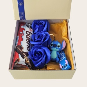 Set pentru copii Joy Box Stitch, breloc figurina Disney, 3 trandafiri albastri de sapun si Kinder Bueno - Img 3