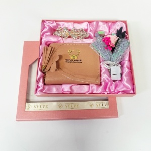 Set pentru femei JESOU COLLECTION LED , cutie cu trei articole practice, portofel, clema pentru par si mini buchet floral, Roz pudrat
