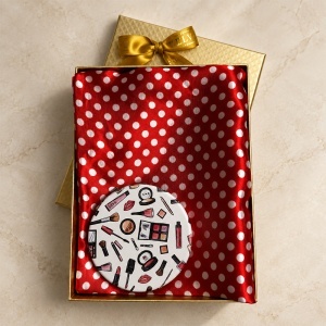 Set pentru femei Satin Glow cu esarfa satinata 50x50 cm si oglinda compacta, in cutie eleganta, rosu cu buline albe - Img 2